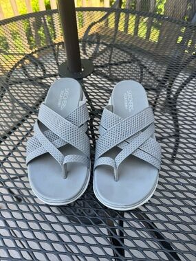 Skechers Summits yoga foam women’s sandals , size 10, gray